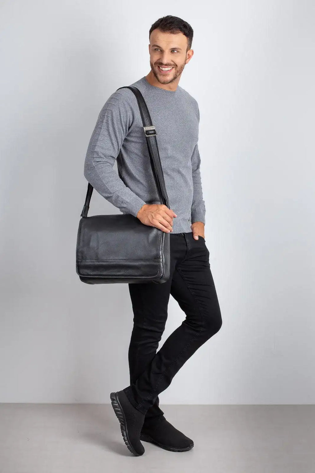 Pasta carteiro de couro Cláudio - Enluaze