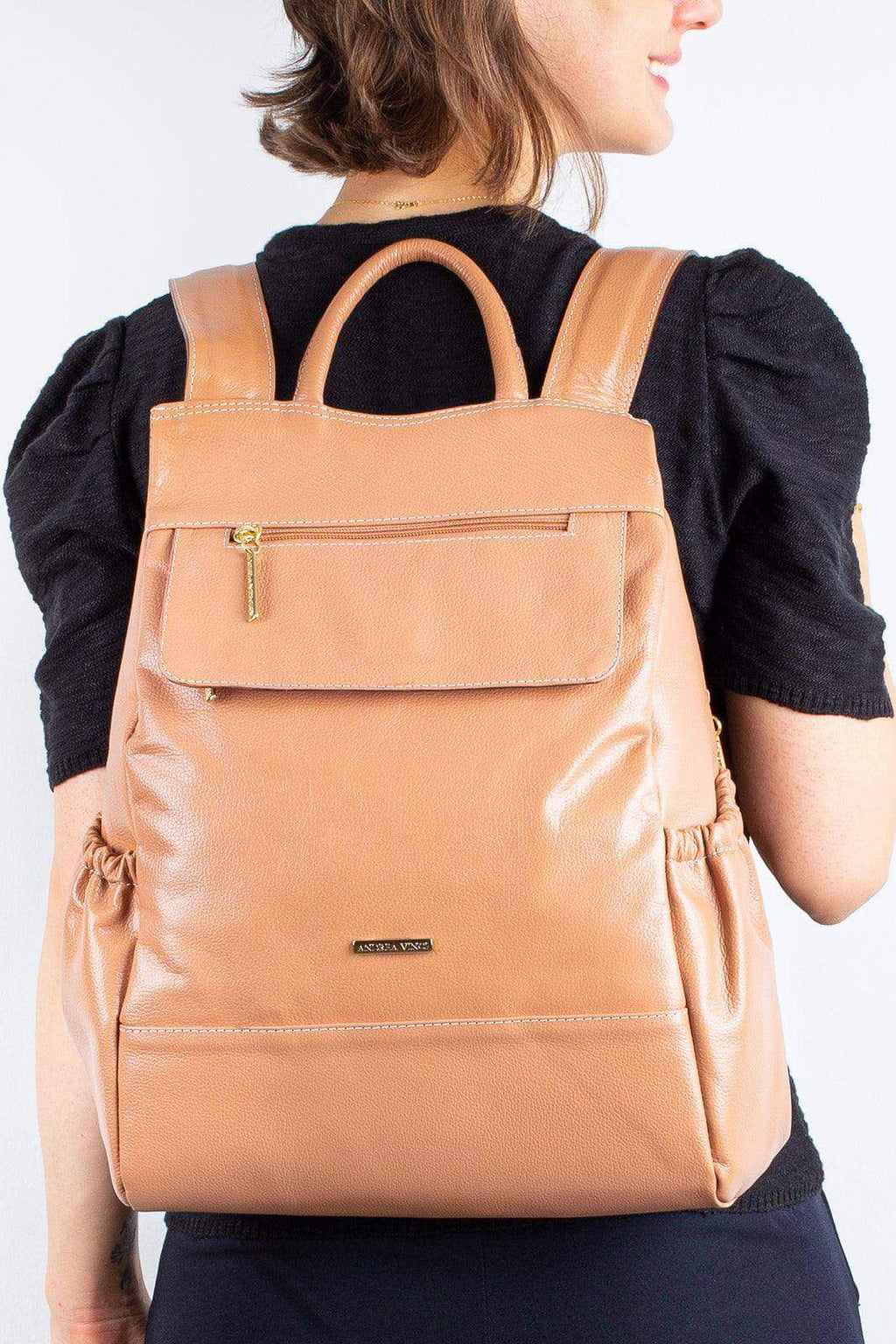 Mochila antifurto de couro liso Suelen - Enluaze