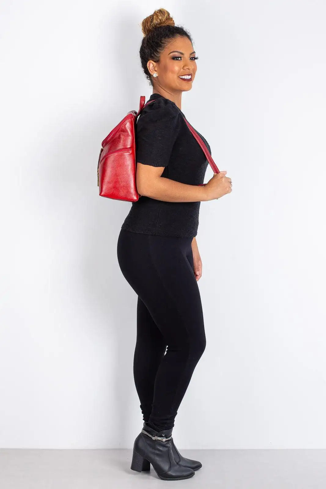 Mochila pequena de couro liso Cecília - Enluaze