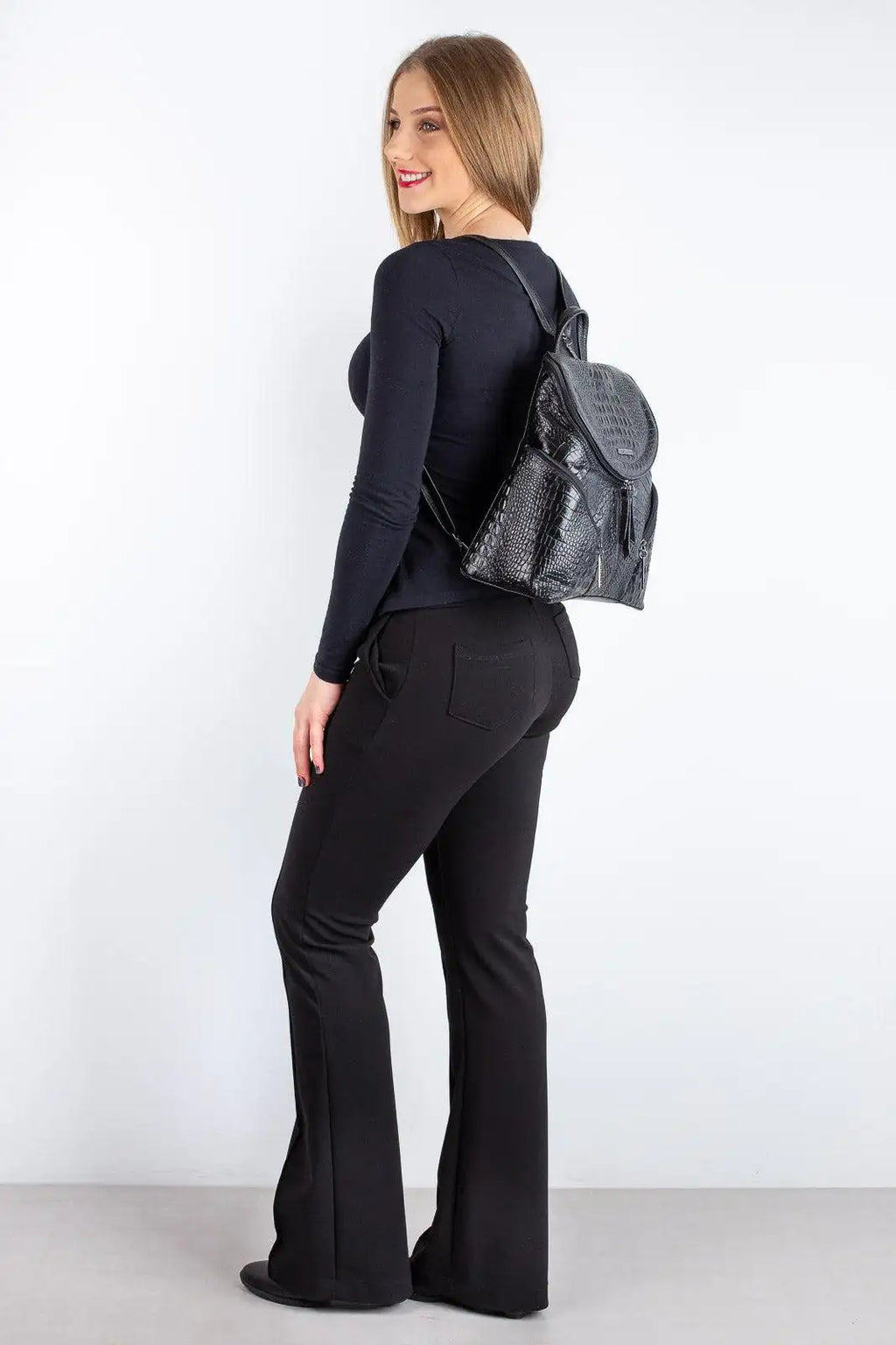 Mochila pequena de couro croco metais grafite Cecília - Enluaze