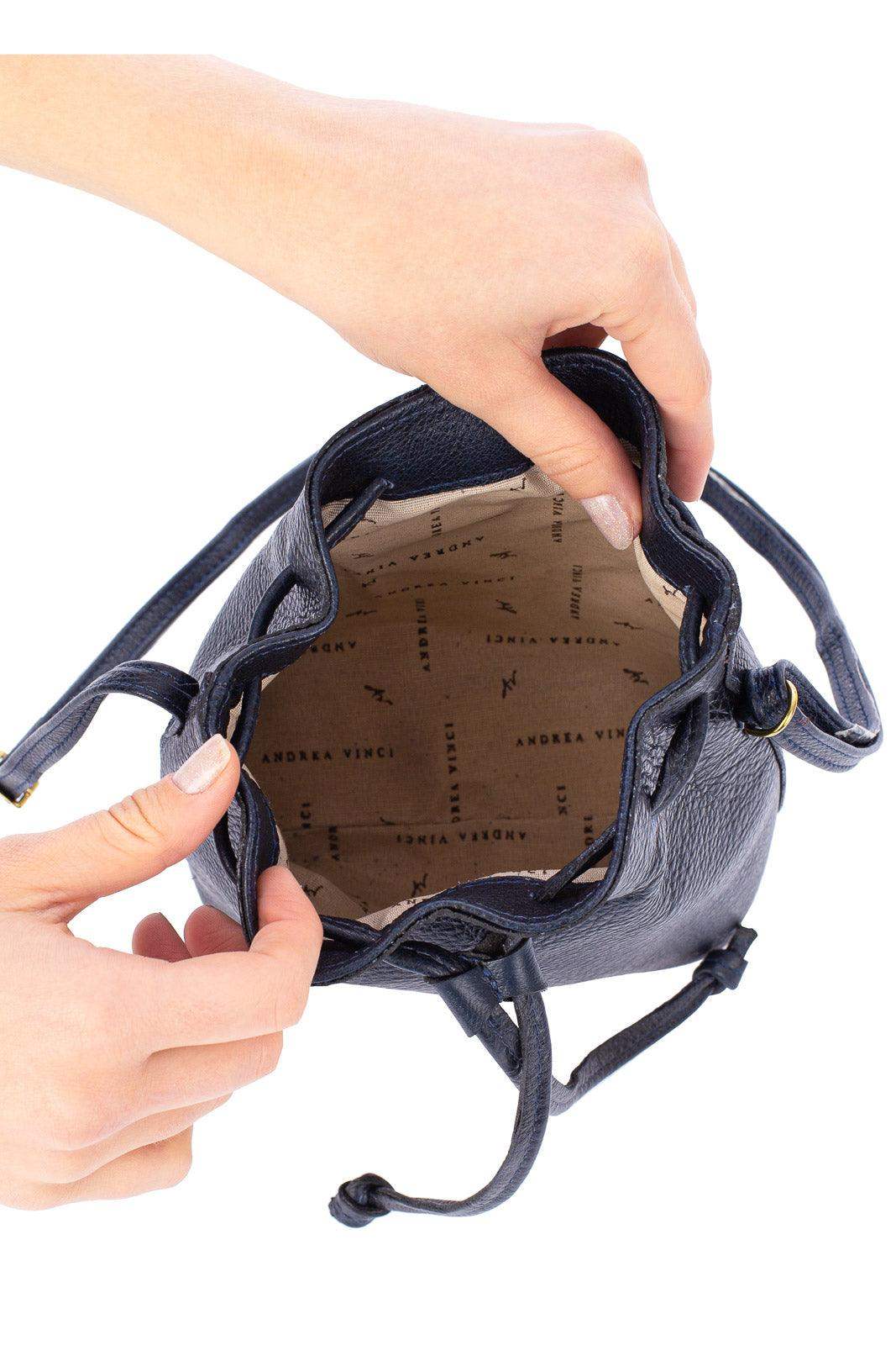 Mini bolsa saco em couro liso Nathy - Enluaze