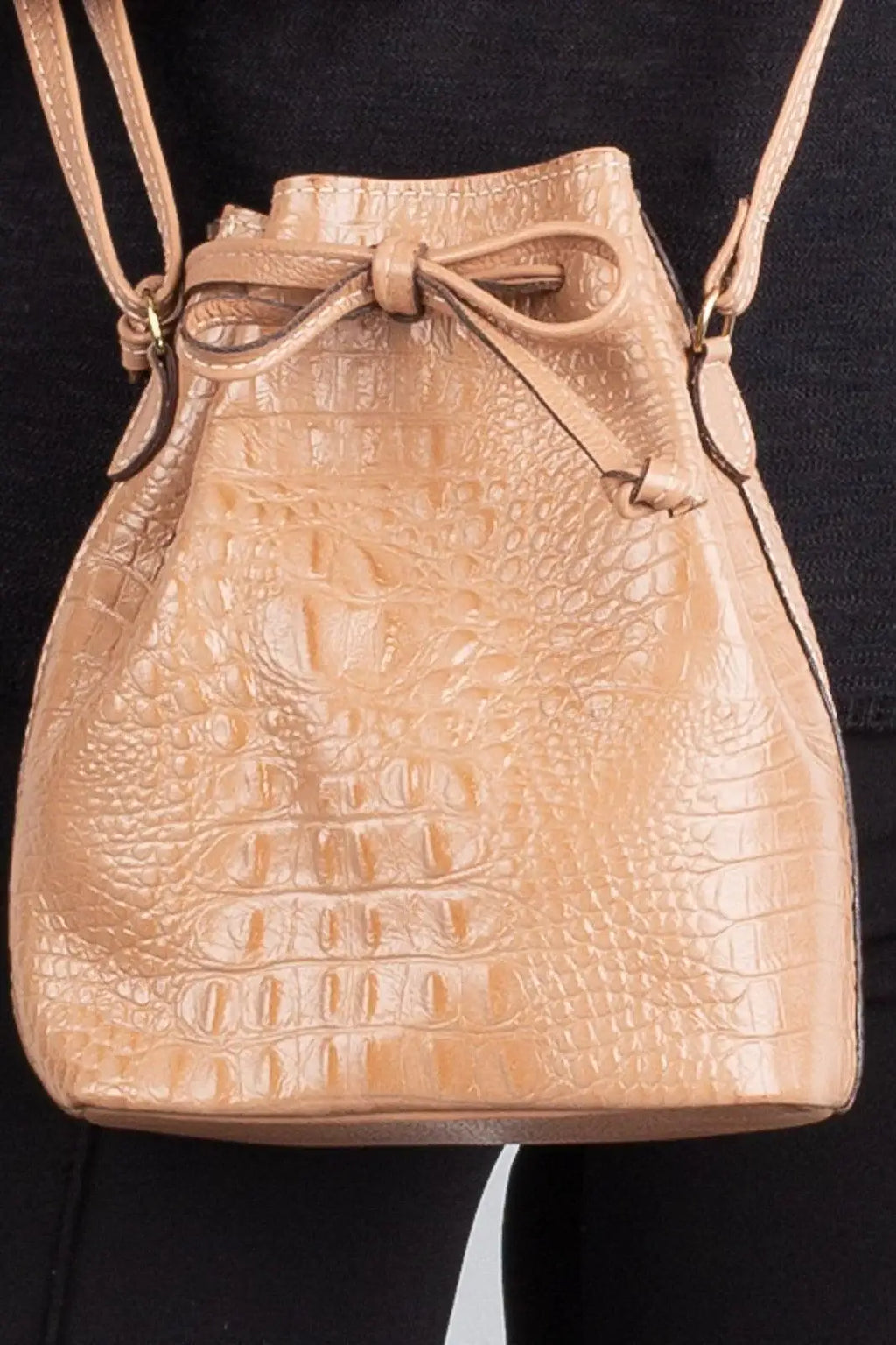 Mini bolsa saco em couro croco Nathy - Enluaze