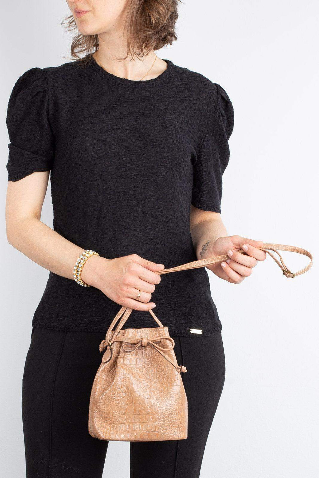 Mini bolsa saco em couro croco Nathy - Enluaze