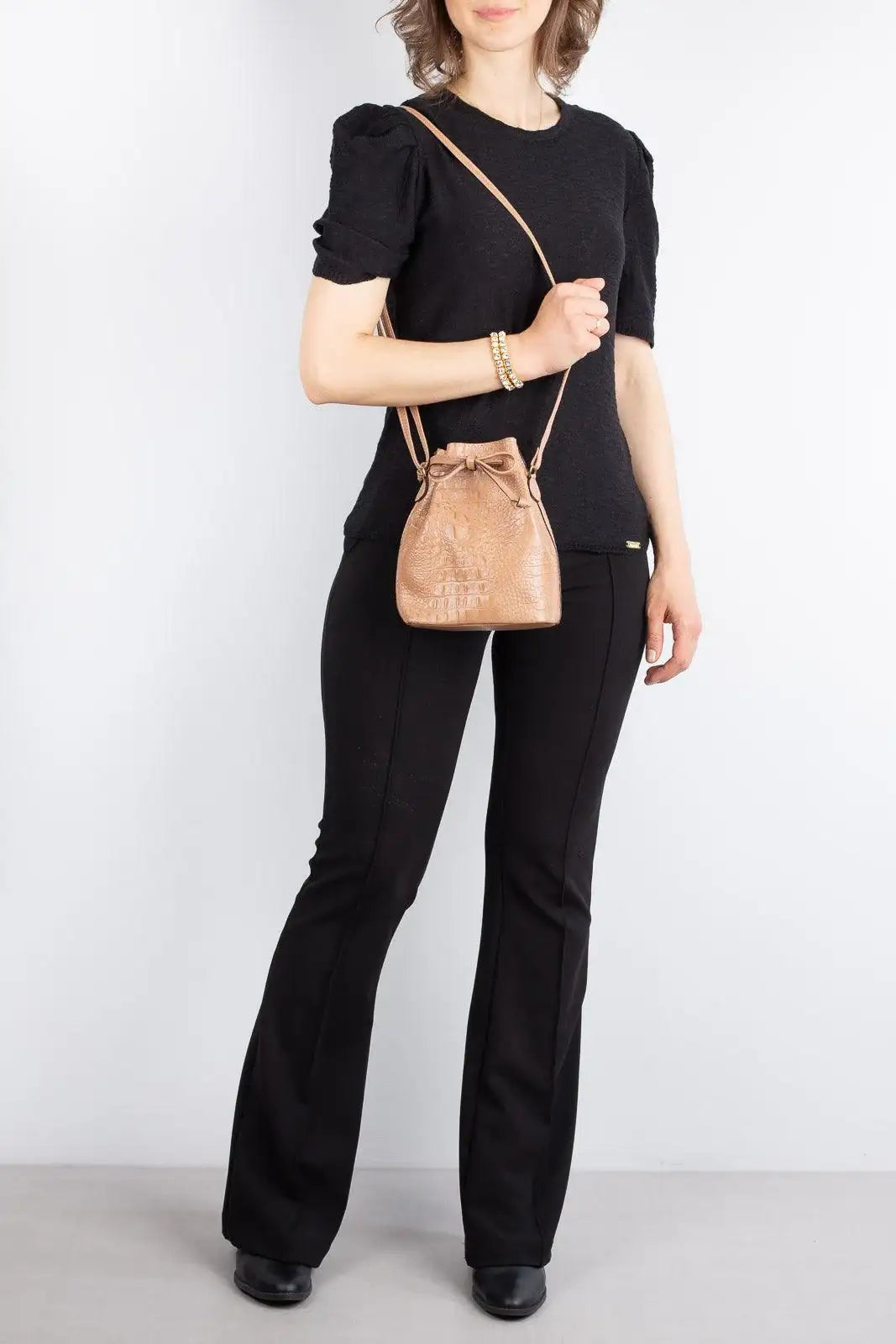 Mini bolsa saco em couro croco Nathy - Enluaze