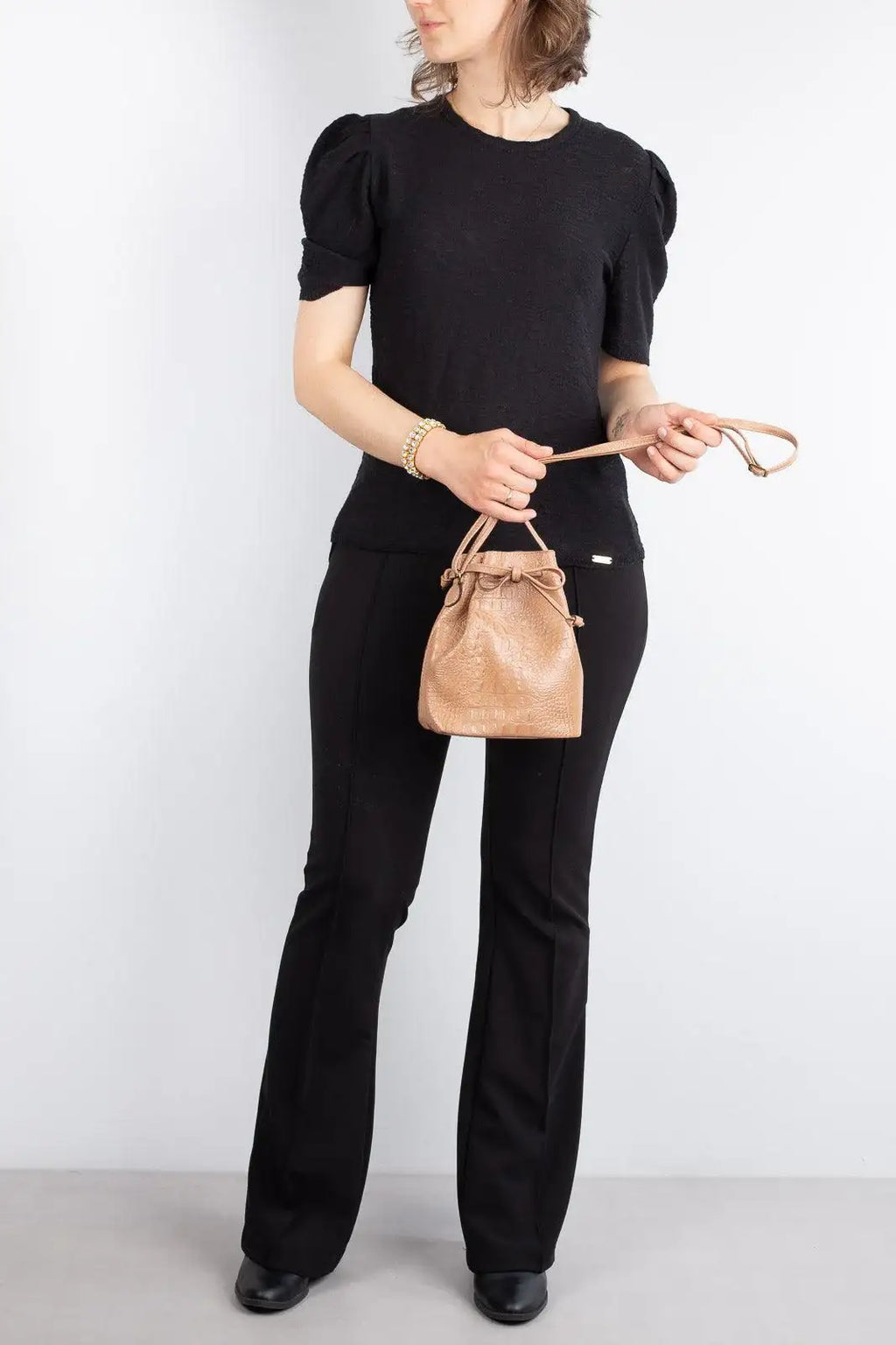 Mini bolsa saco em couro croco Nathy - Enluaze