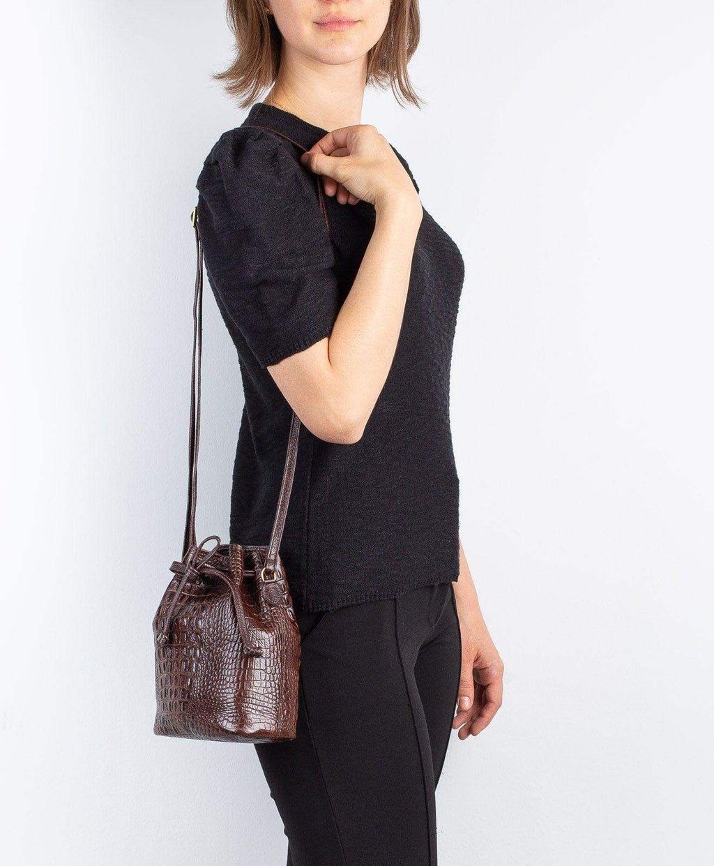 Mini bolsa saco em couro croco Nathy - Enluaze