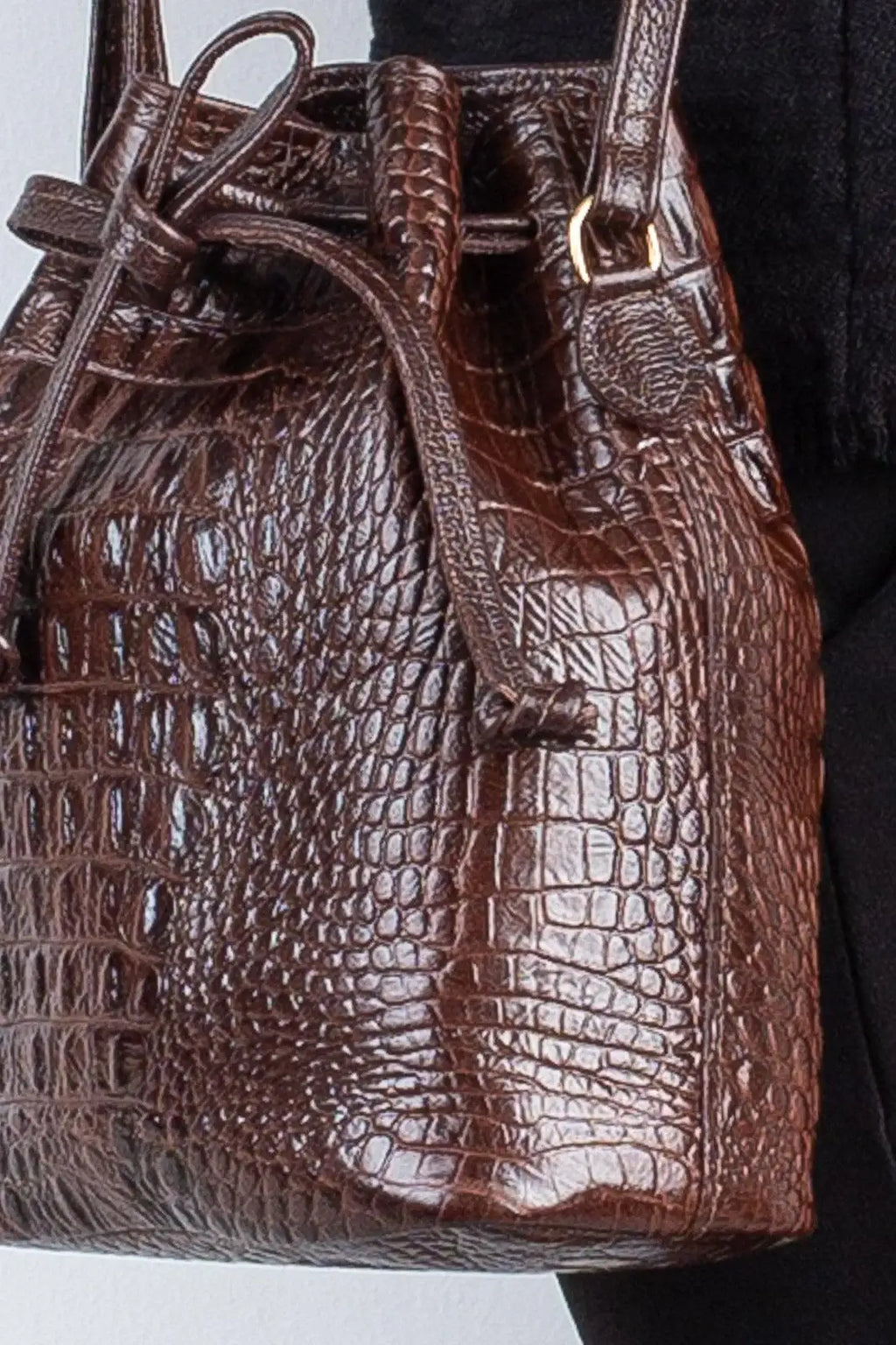 Mini bolsa saco em couro croco Nathy - Enluaze