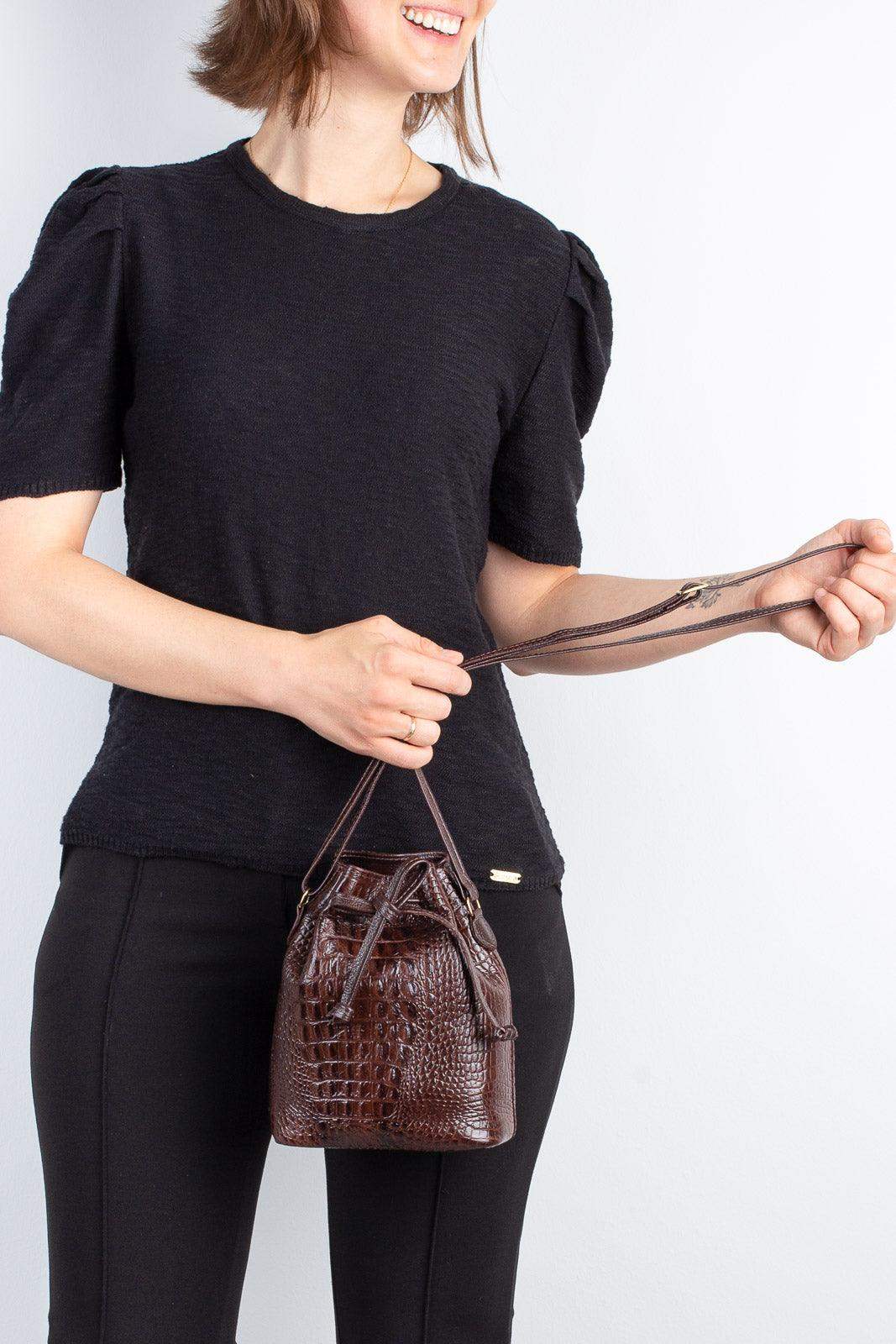 Mini bolsa saco em couro croco Nathy - Enluaze