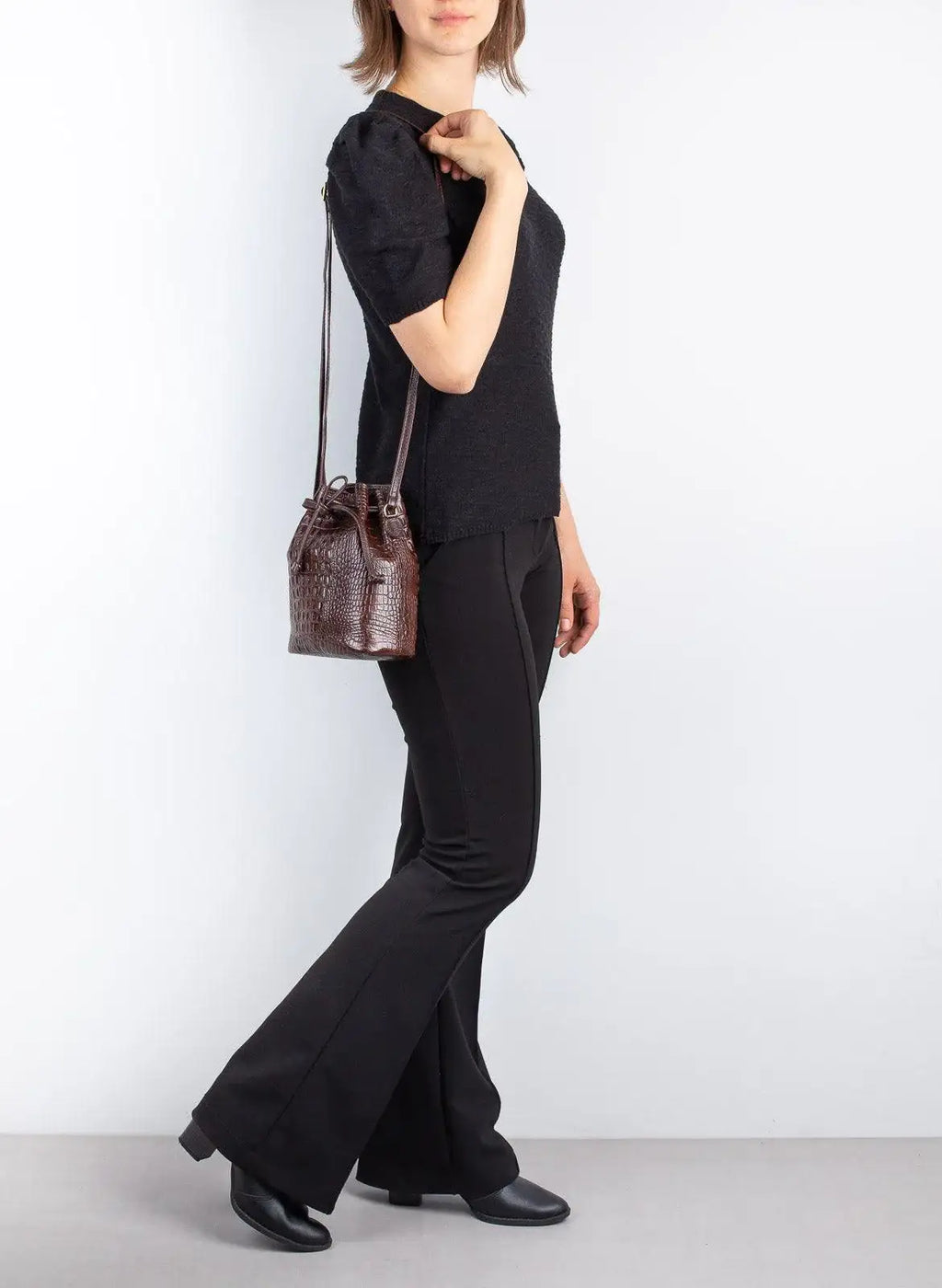 Mini bolsa saco em couro croco Nathy - Enluaze