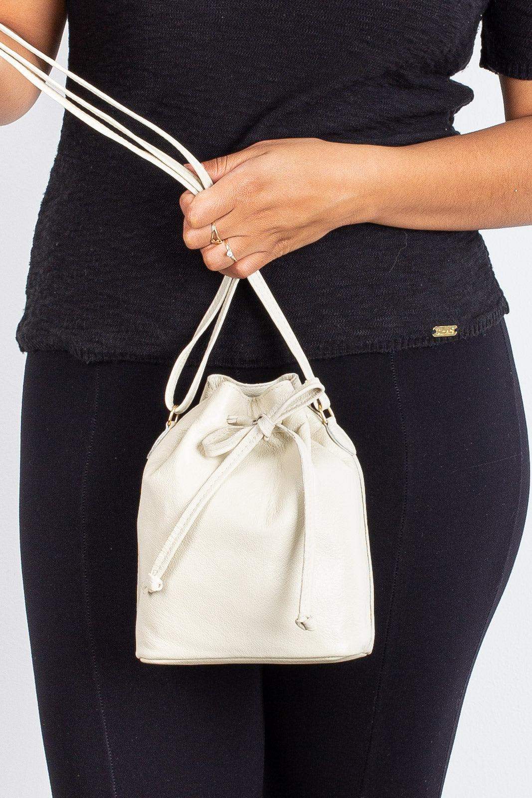 Mini bolsa saco em couro liso Nathy - Enluaze