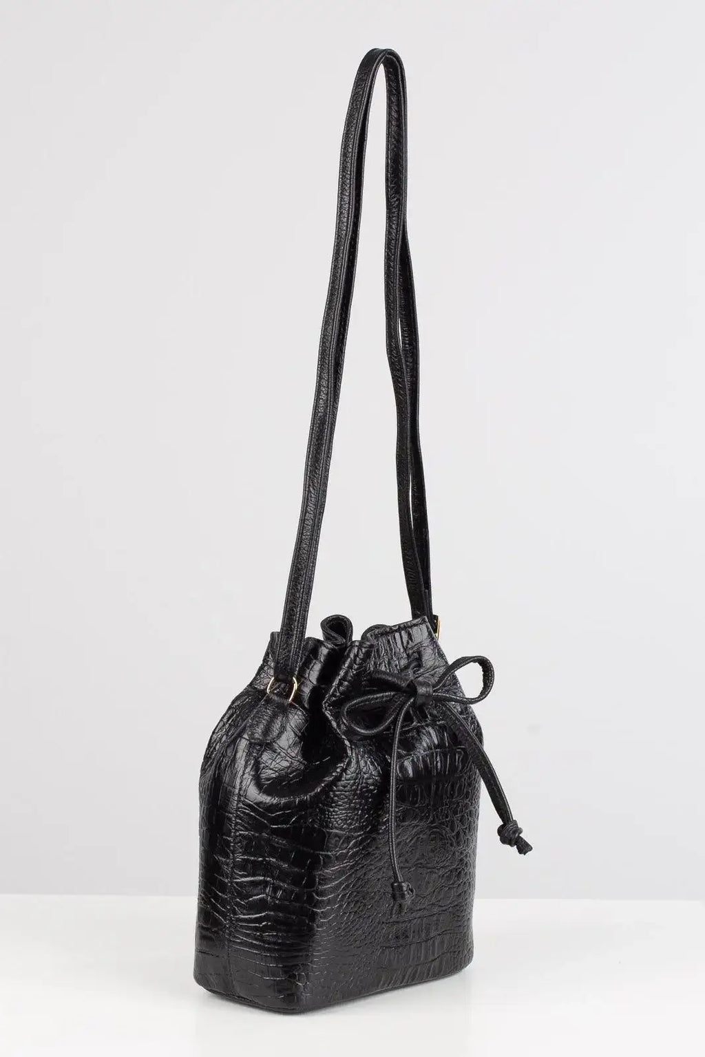 Mini bolsa saco em couro croco Nathy - Enluaze