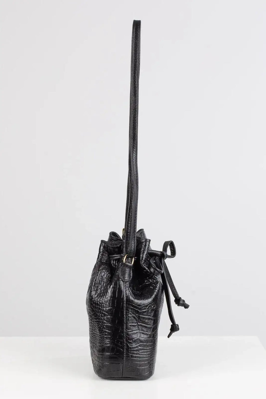 Mini bolsa saco em couro croco Nathy - Enluaze