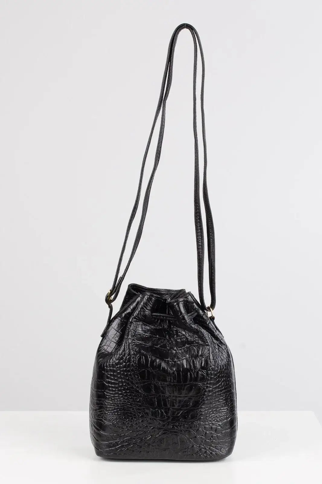 Mini bolsa saco em couro croco Nathy - Enluaze