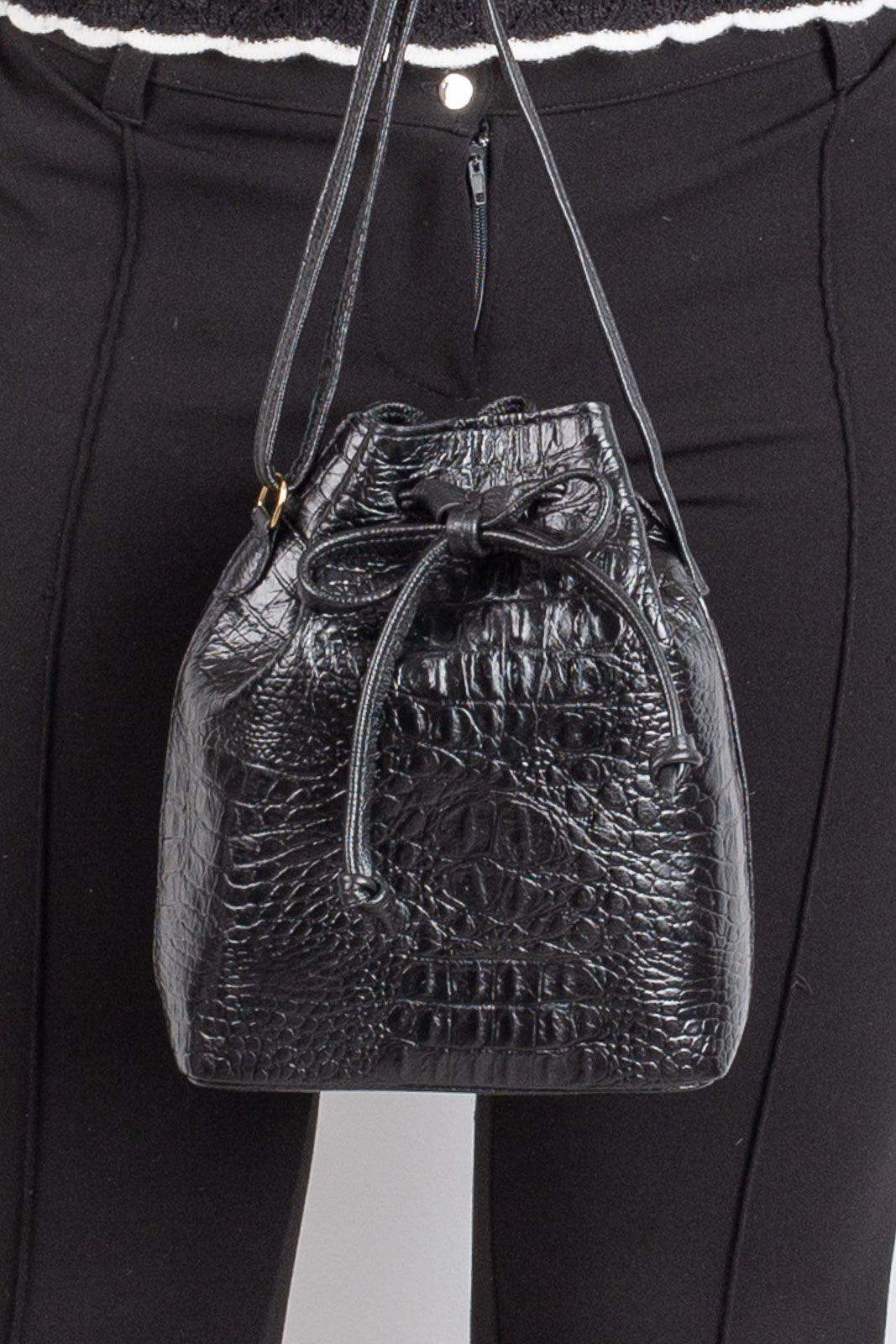 Mini bolsa saco em couro croco Nathy - Enluaze