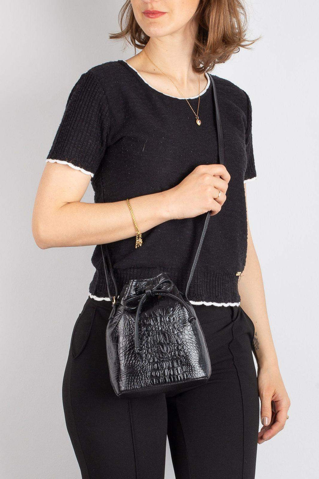Mini bolsa saco em couro croco Nathy - Enluaze