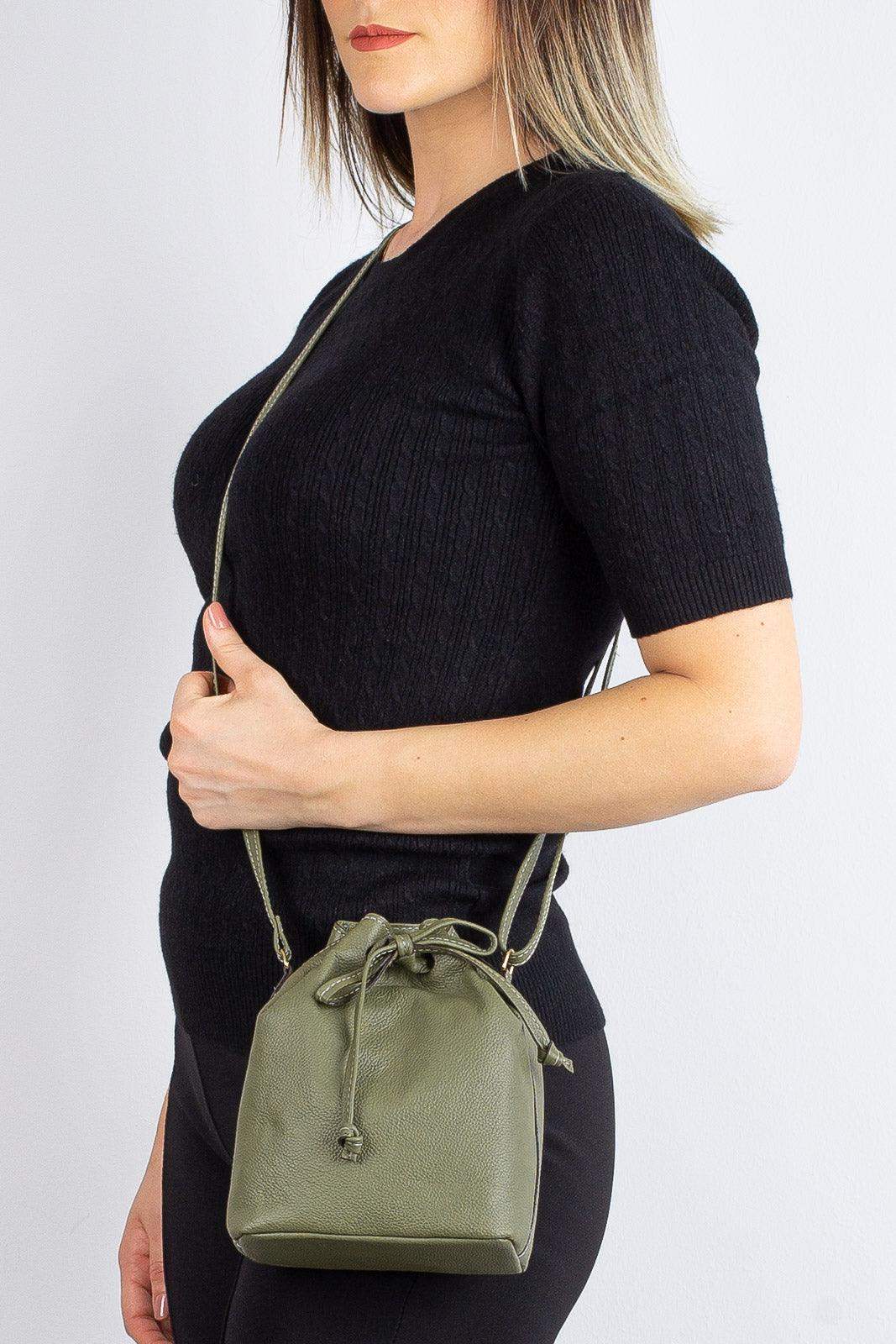 Mini bolsa saco em couro liso Nathy - Enluaze