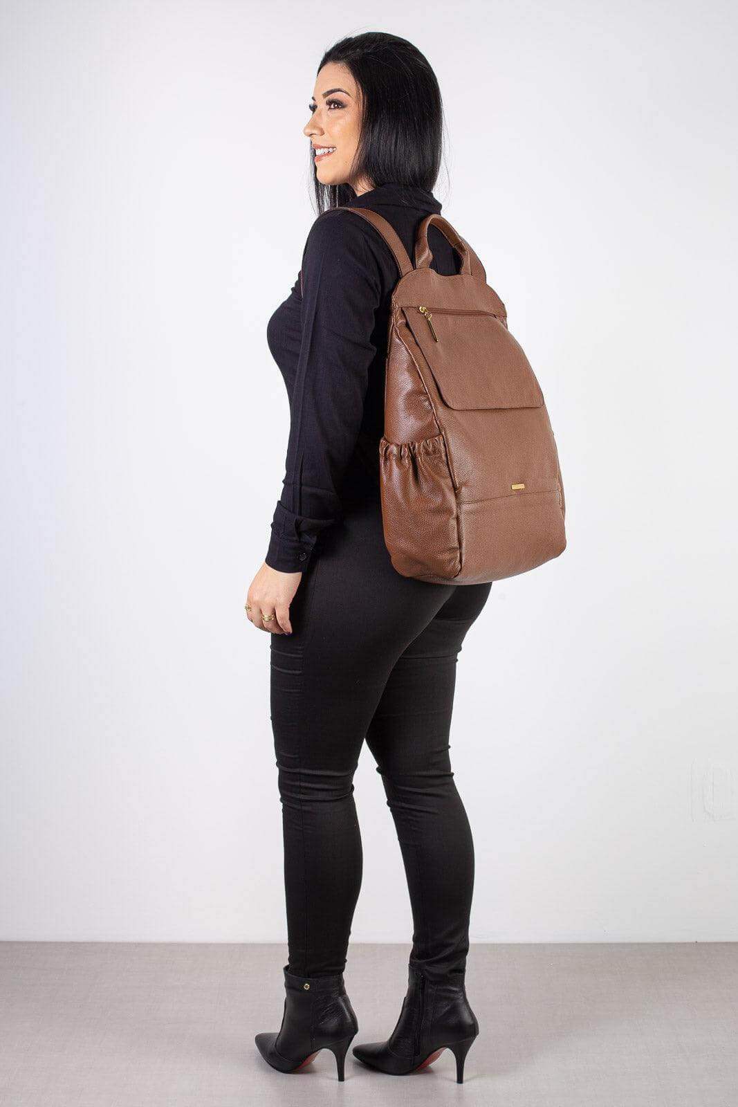 Mochila antifurto grande de couro liso Suzana - Enluaze