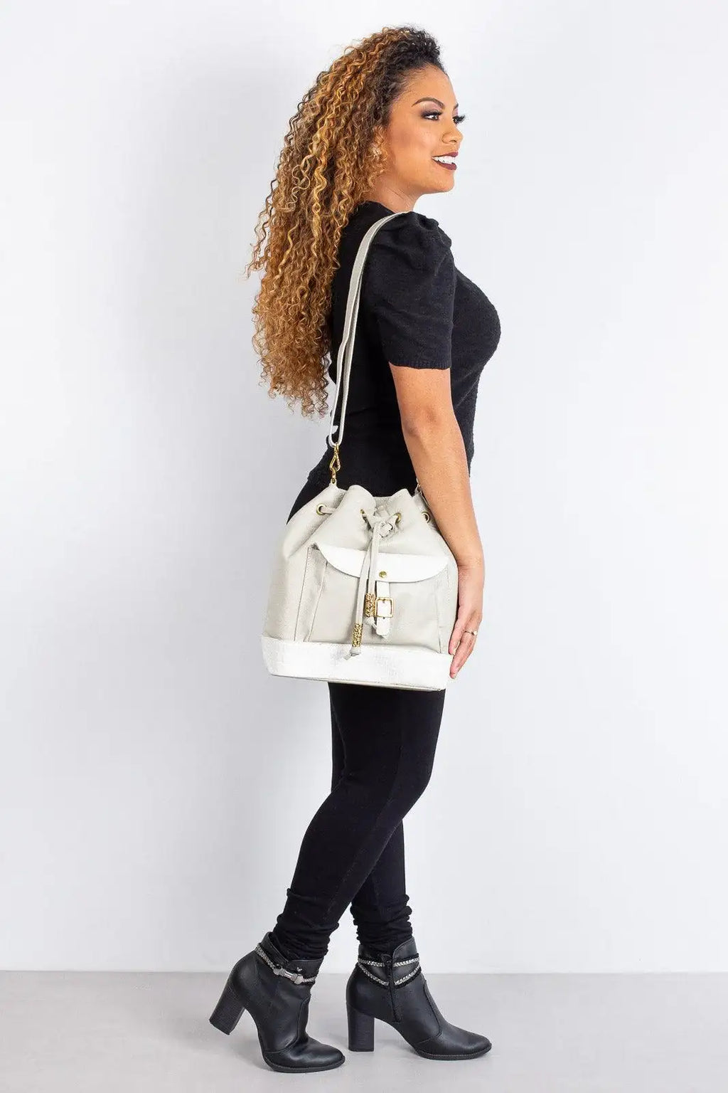 Bolsa saco em couro liso Natasha - Enluaze