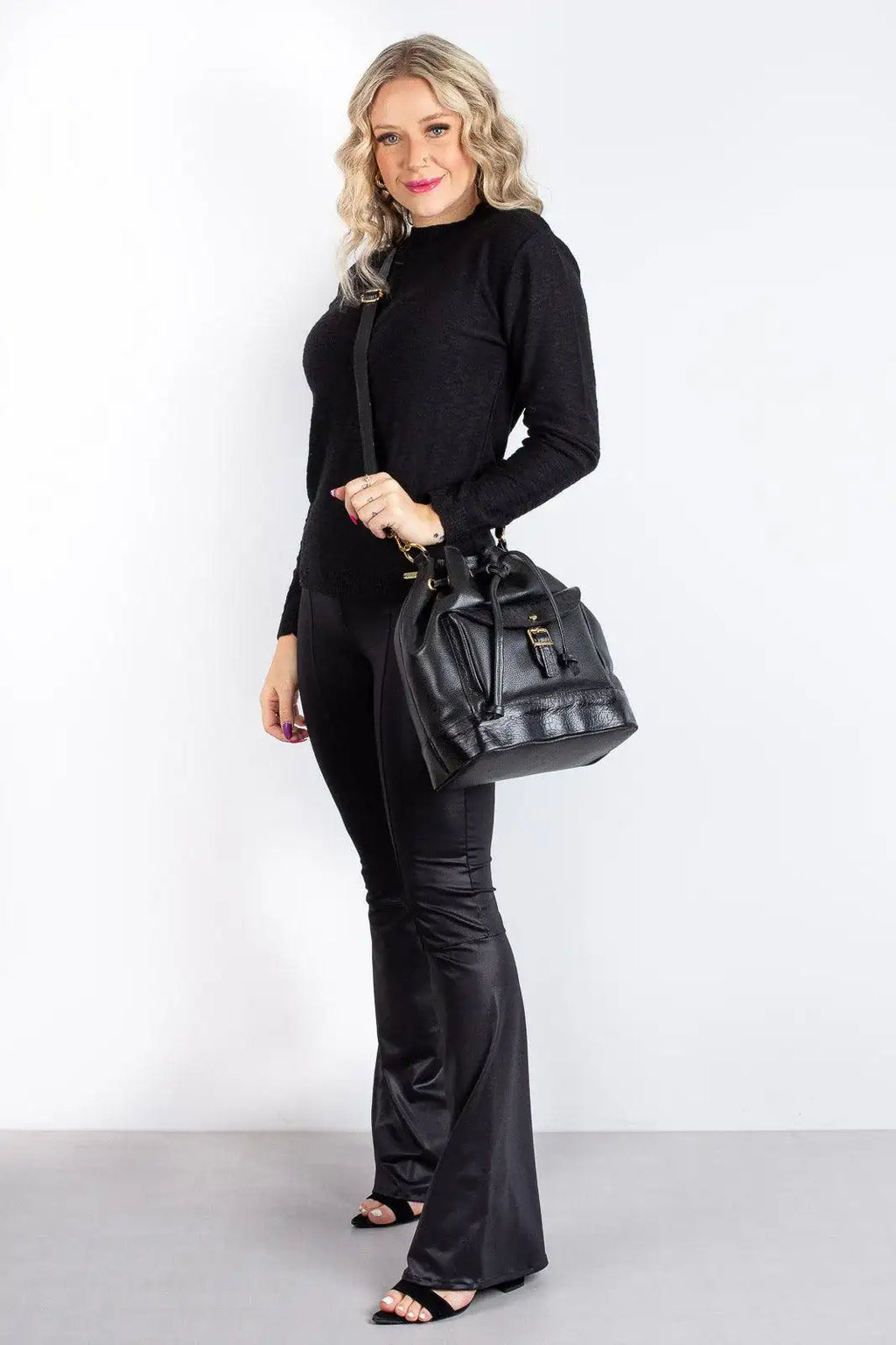 Bolsa saco em couro liso Natasha - Enluaze