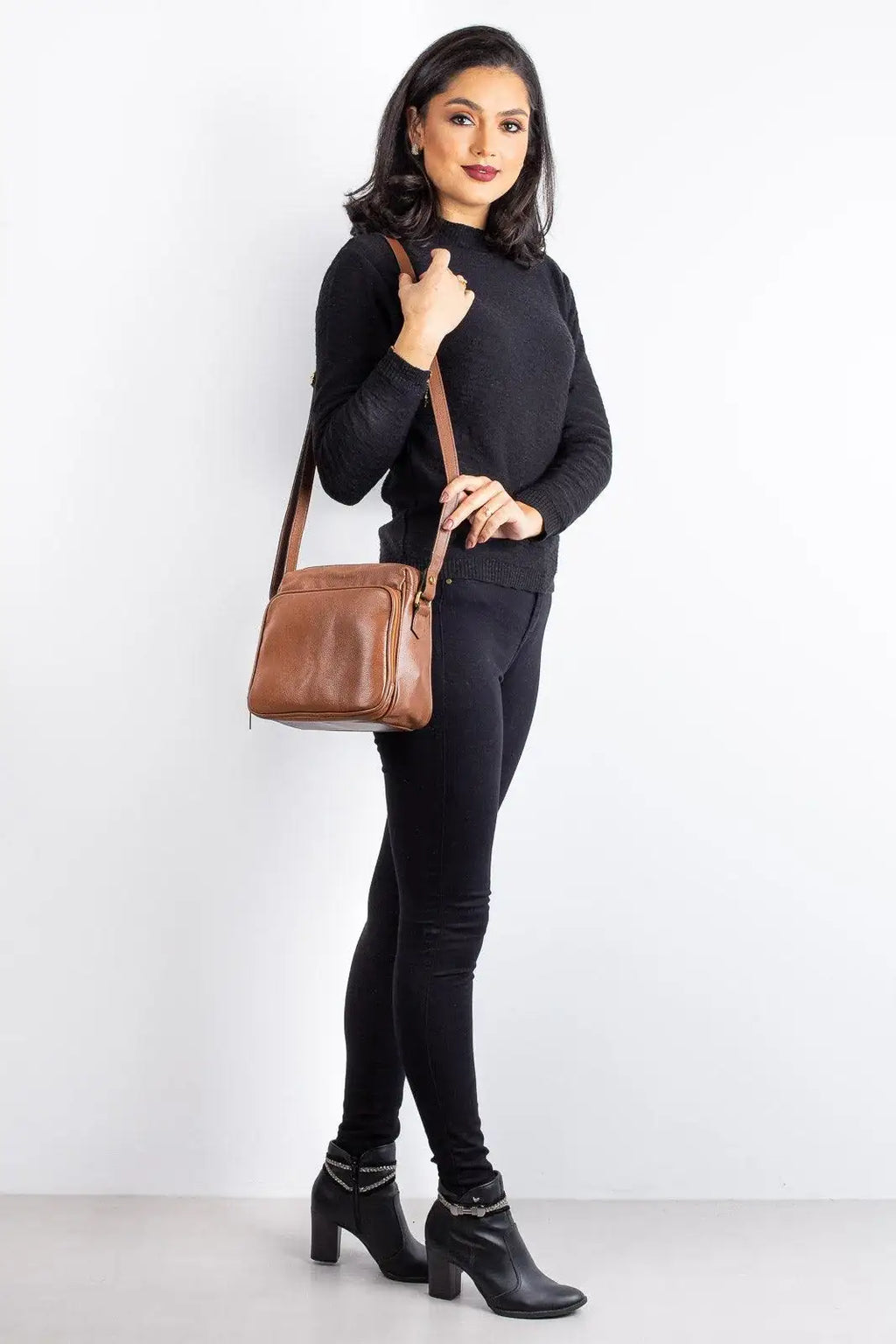 Bolsa de couro liso tiracolo com divisórias Rita - Enluaze