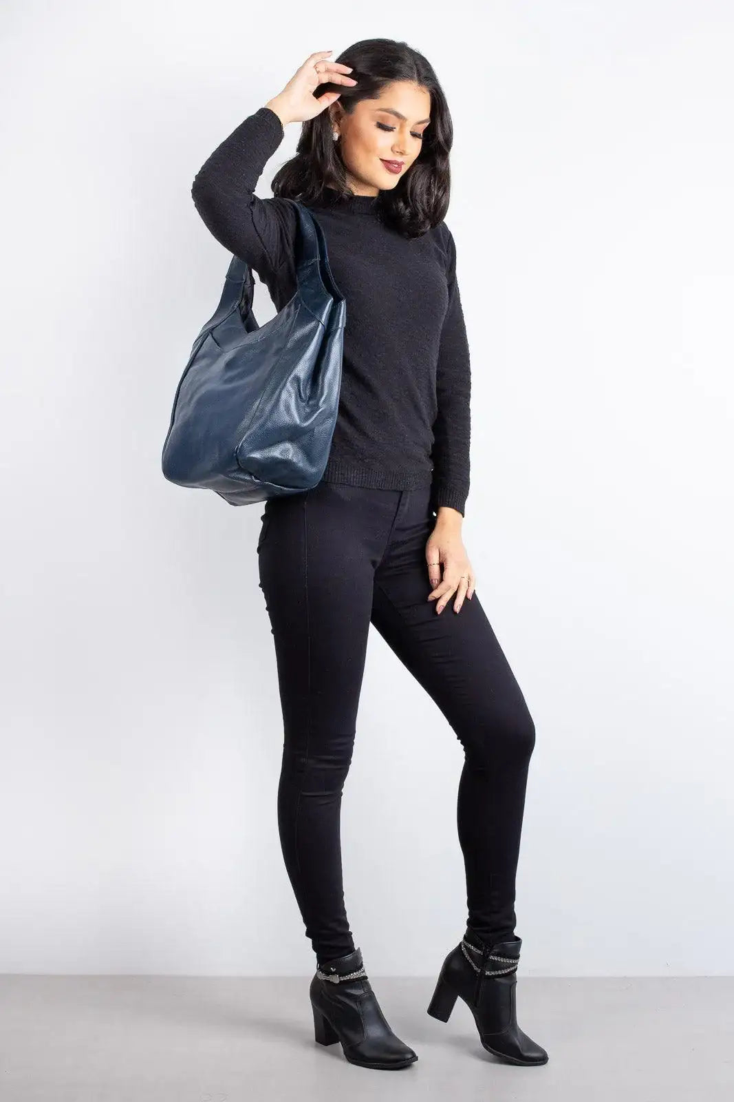 Bolsa saco grande de couro liso Cíntia - Enluaze