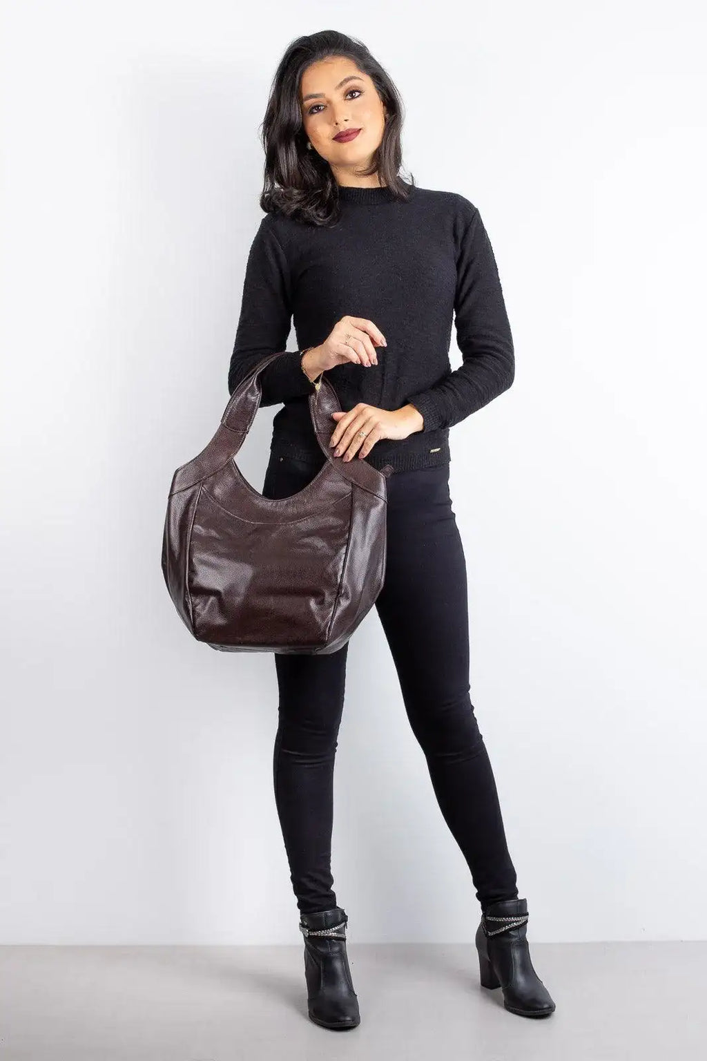 Bolsa saco grande de couro liso Cíntia - Enluaze