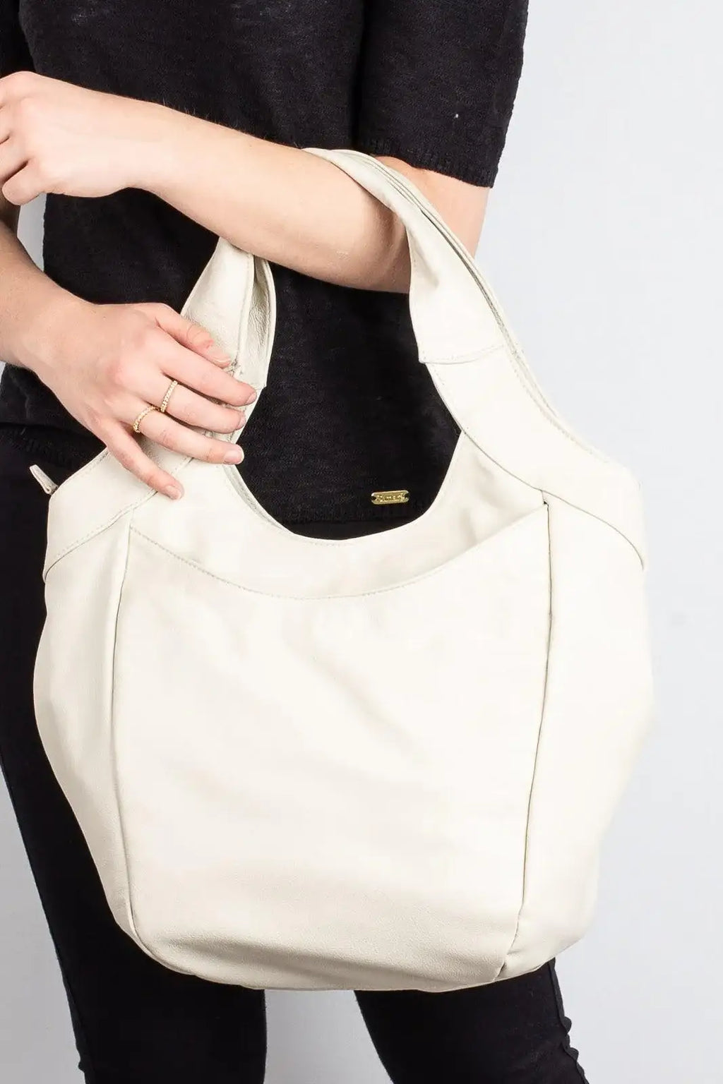 Bolsa saco grande de couro liso Cíntia - Enluaze