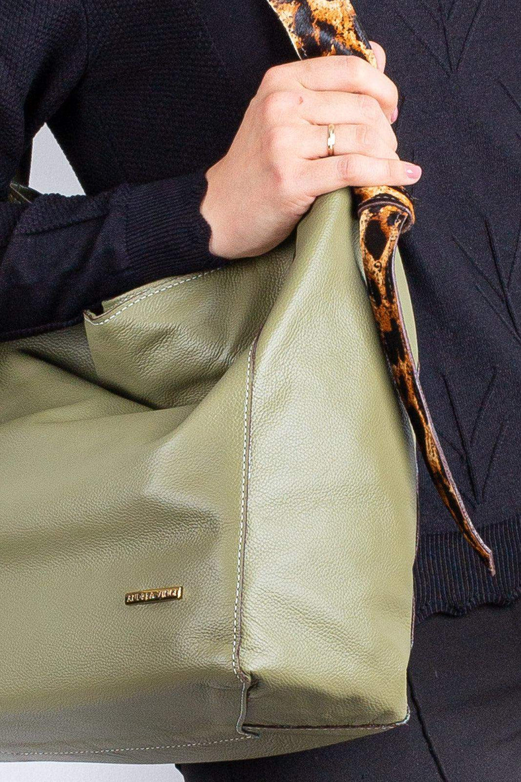 Bolsa sacola de ombro em couro estampado Mara - Enluaze