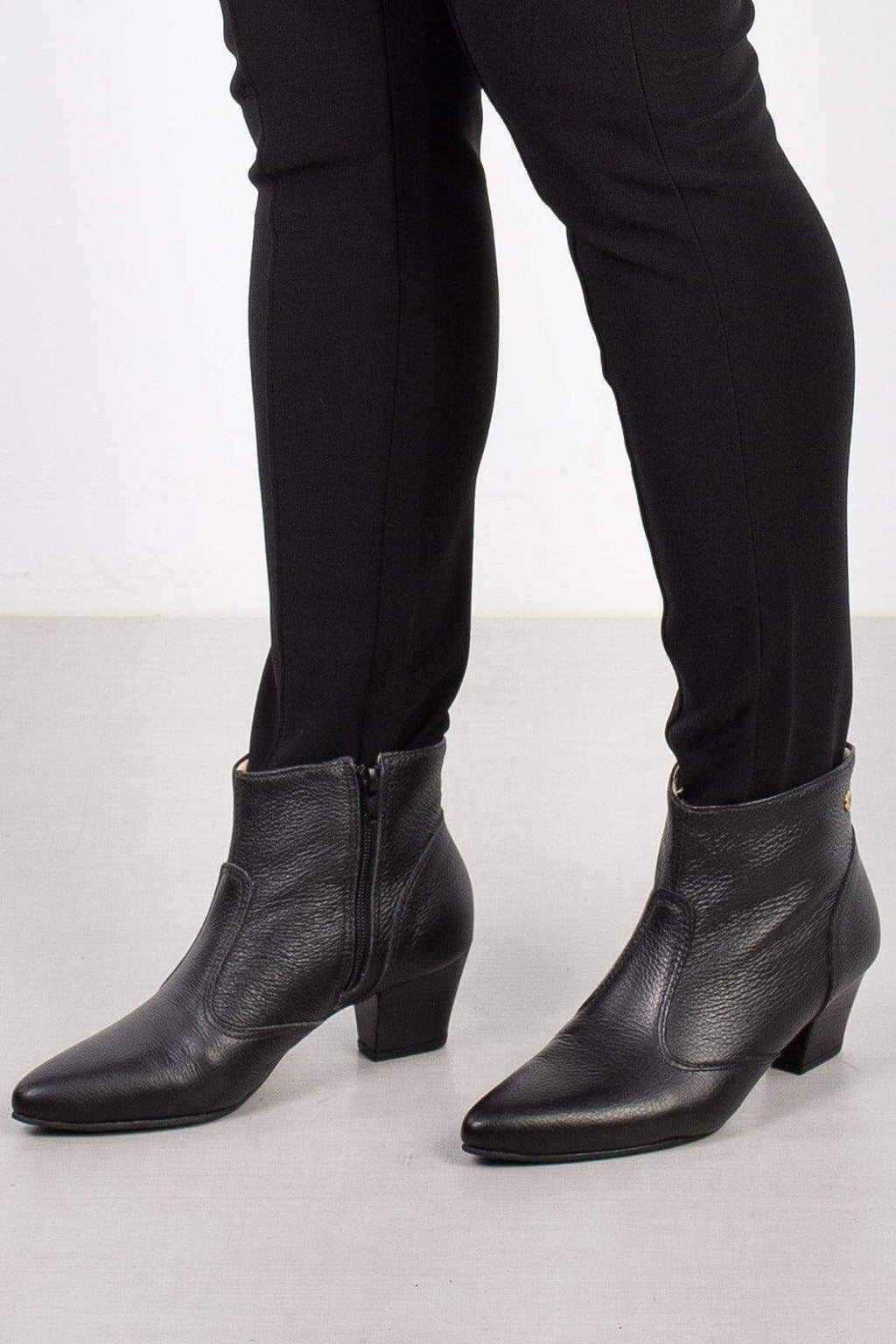 Bota cano curto com salto 7566 - Enluaze