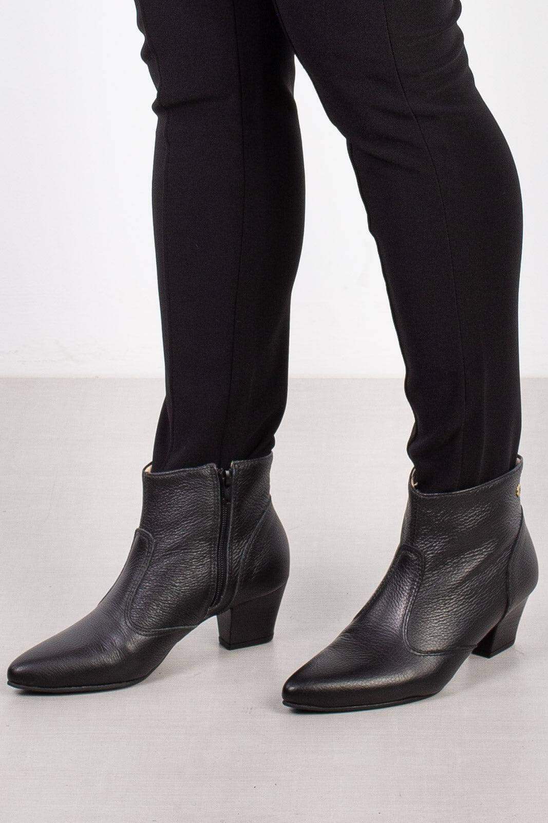 Bota cano curto com salto 7566 - Enluaze