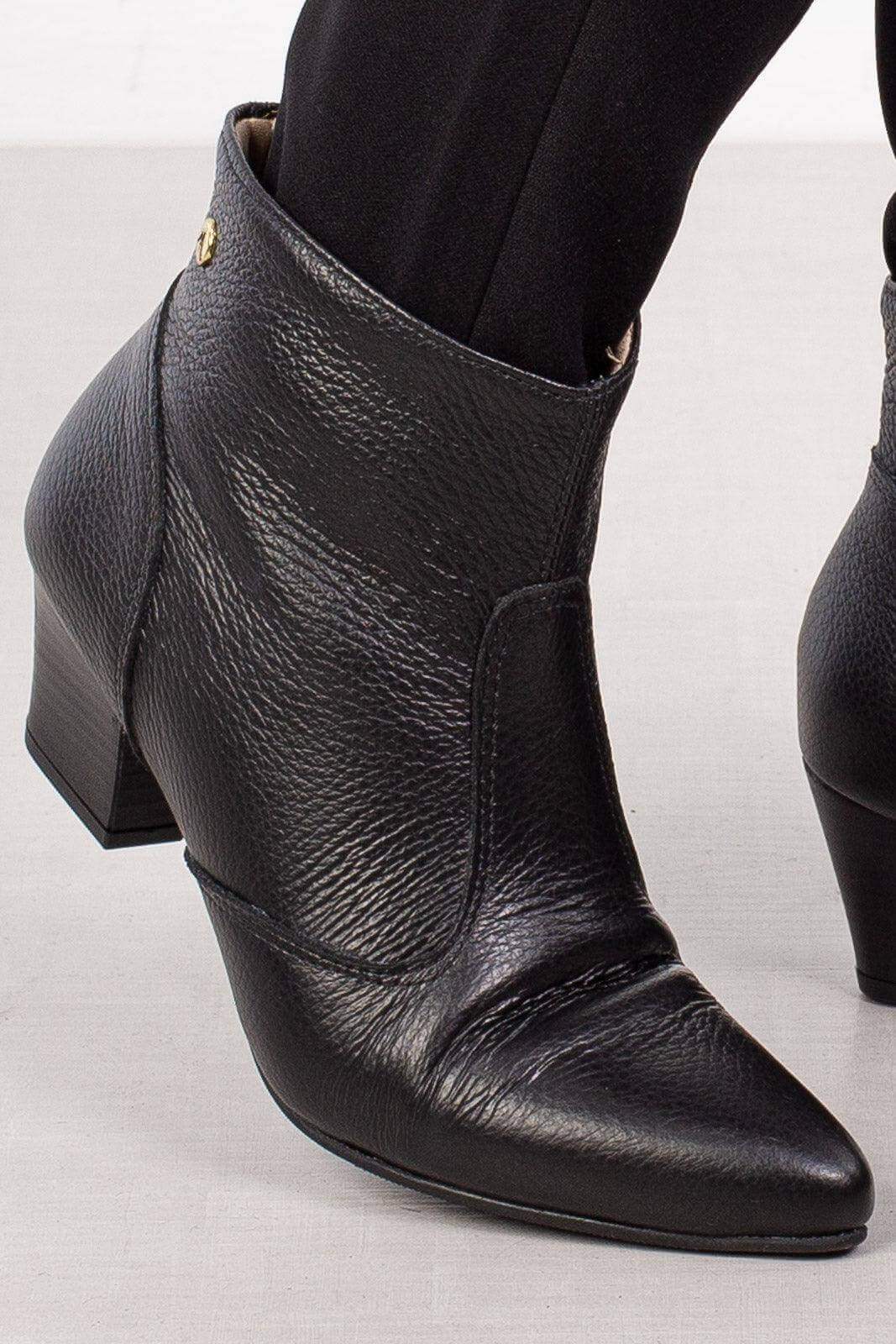 Bota cano curto com salto 7566 - Enluaze