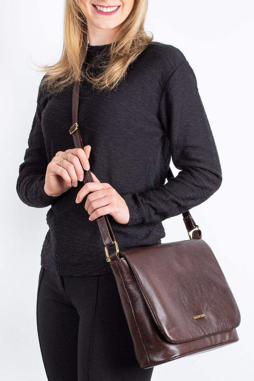 Bolsa transversal em couro liso com tampa Isadora — Enluaze