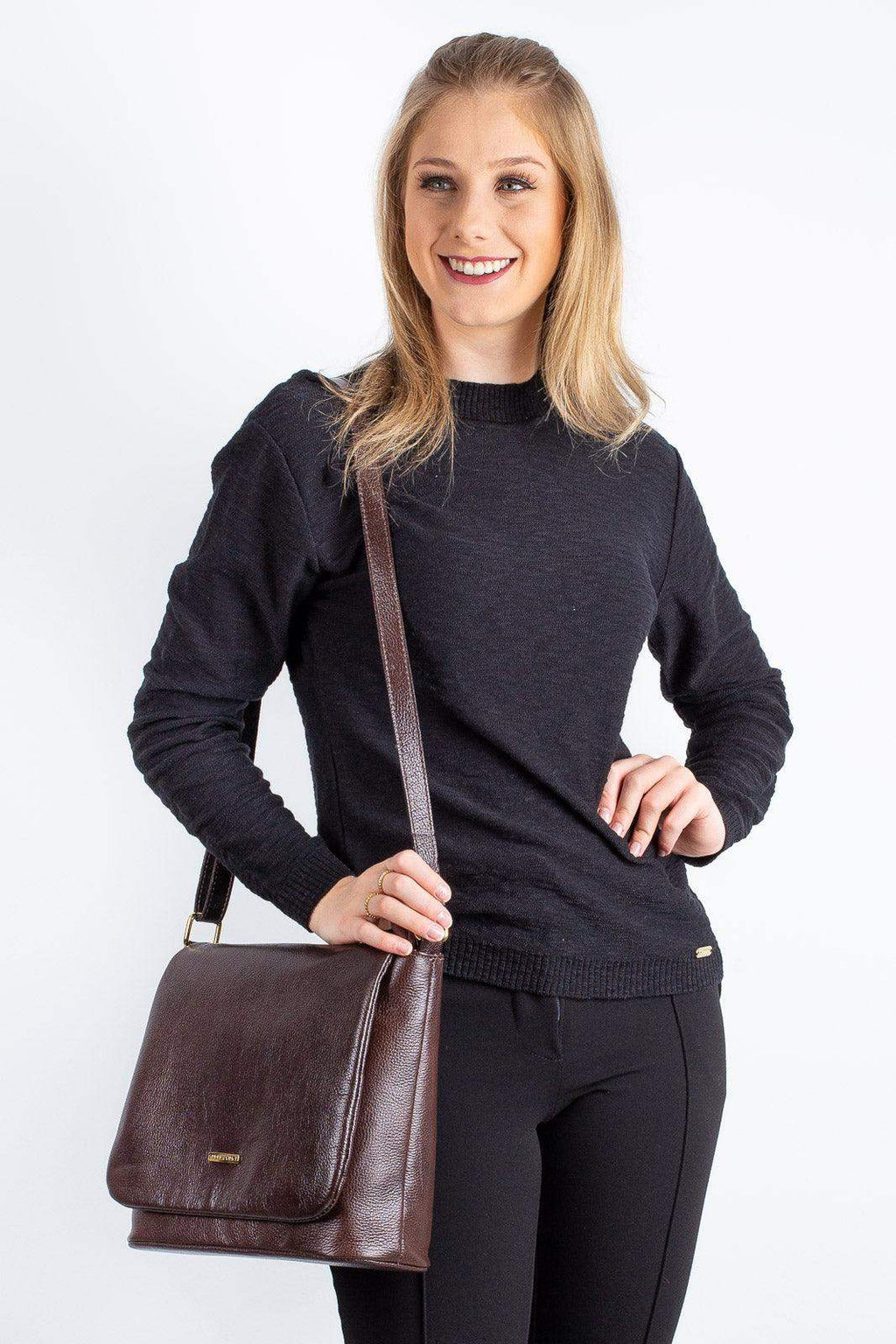 Bolsa transversal em couro liso com tampa Isadora - Enluaze