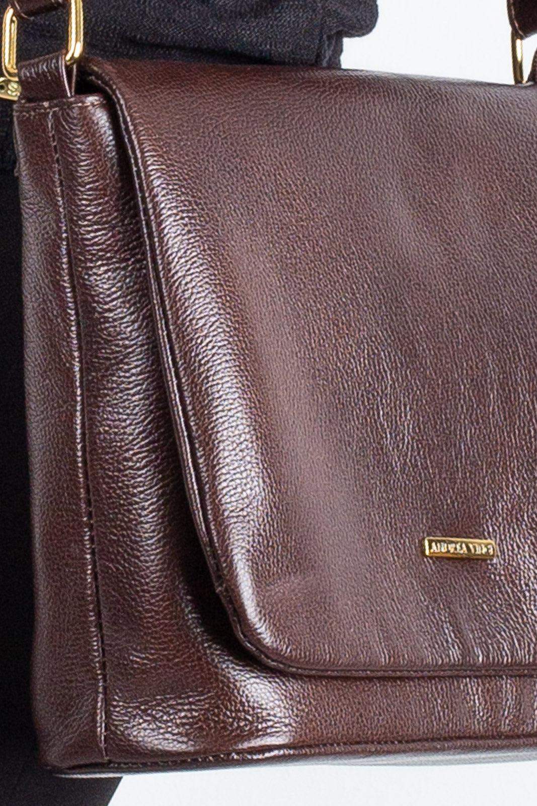 Bolsa transversal em couro liso com tampa Isadora - Enluaze