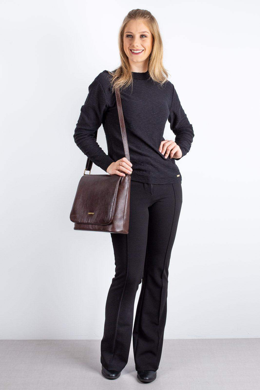 Bolsa transversal em couro liso com tampa Isadora - Enluaze