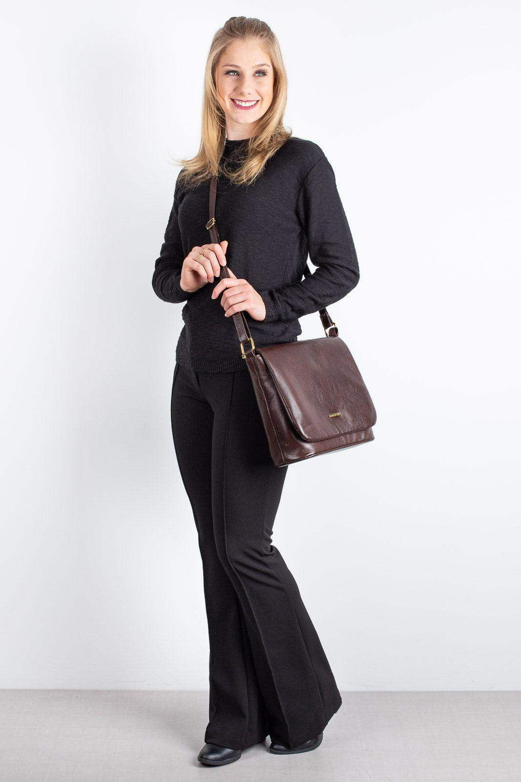 Bolsa transversal em couro liso com tampa Isadora - Enluaze