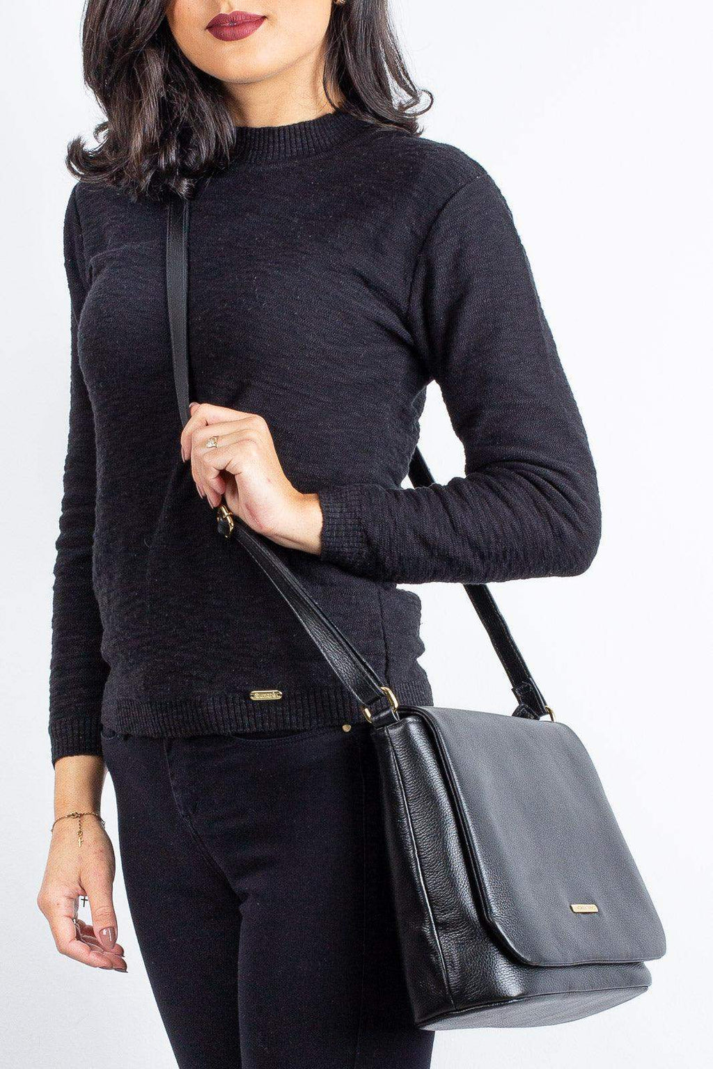 Bolsa transversal em couro liso com tampa Isadora - Enluaze