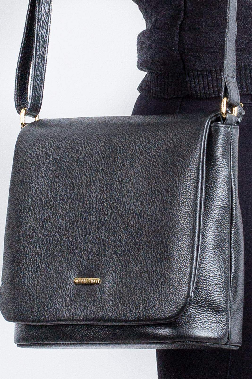 Bolsa transversal em couro liso com tampa Isadora - Enluaze