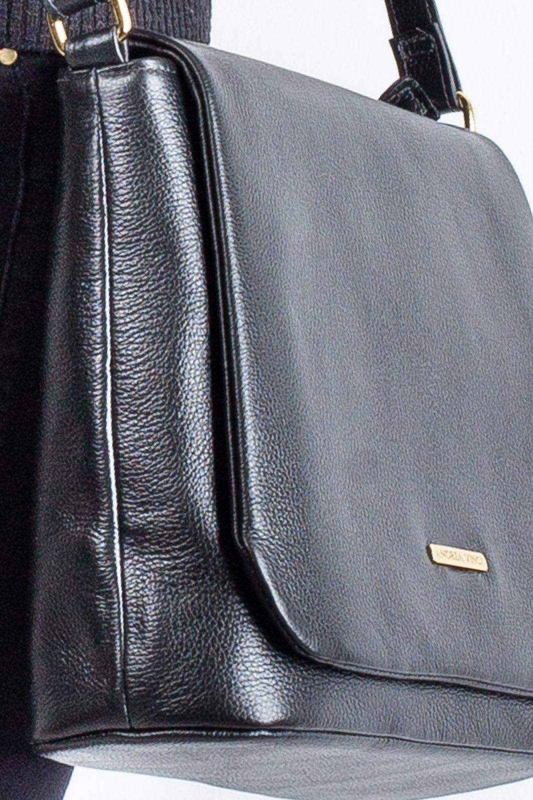 Bolsa transversal em couro liso com tampa Isadora - Enluaze