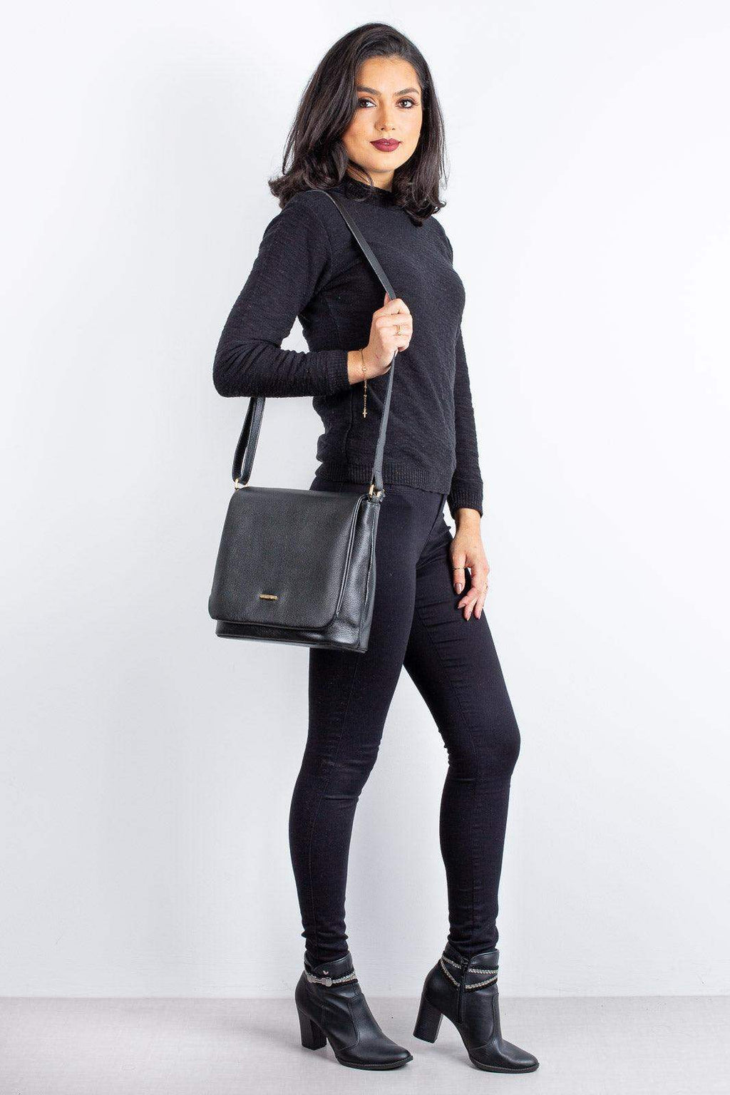 Bolsa transversal em couro liso com tampa Isadora - Enluaze