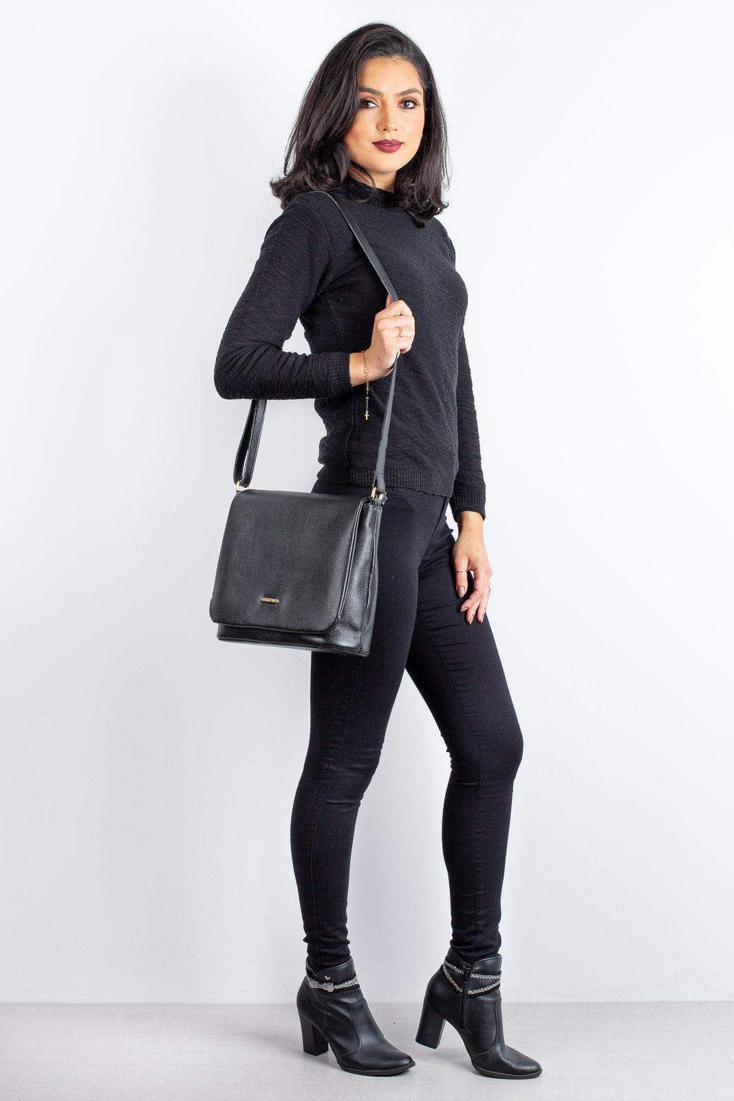 Bolsa transversal em couro liso com tampa Isadora - Enluaze