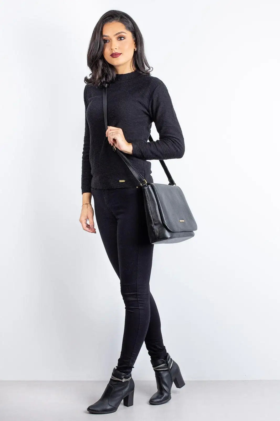 Bolsa transversal em couro liso com tampa Isadora - Enluaze