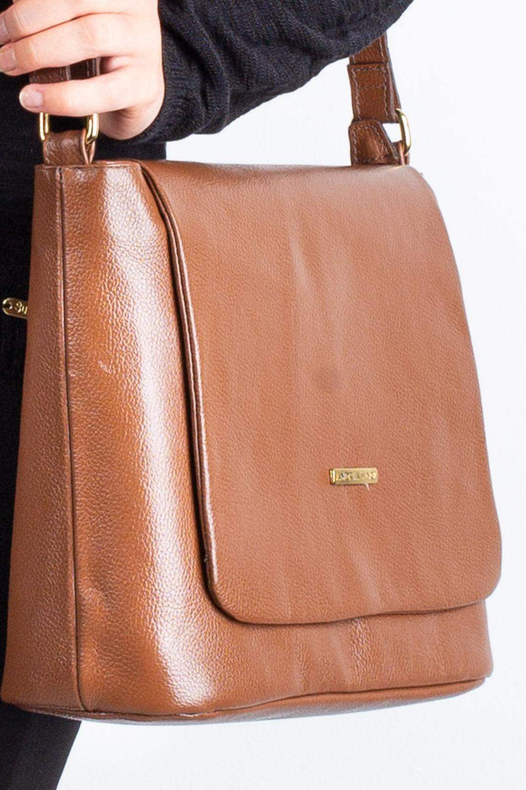 Bolsa transversal em couro liso com tampa Isadora - Enluaze