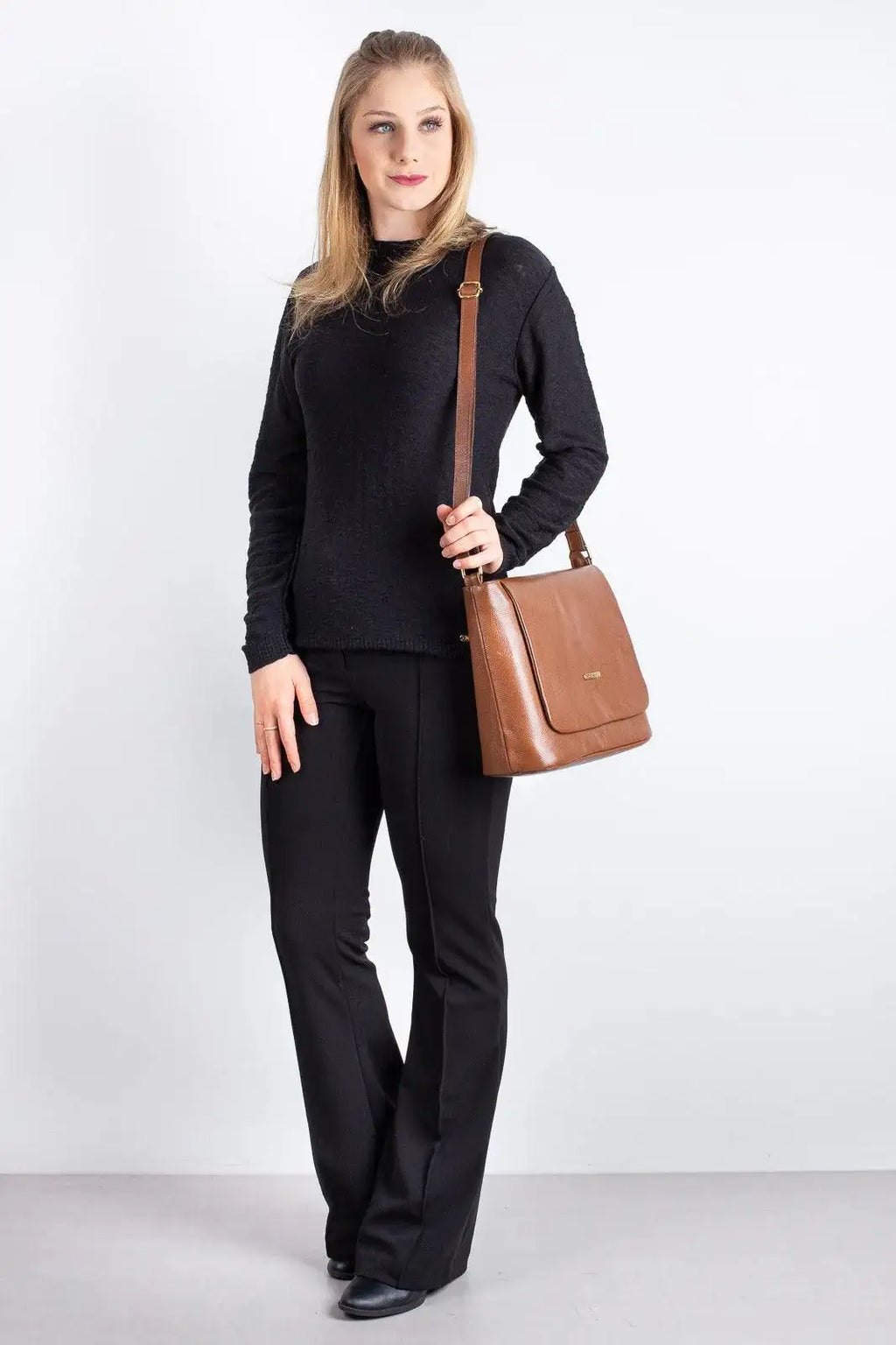 Bolsa transversal em couro liso com tampa Isadora - Enluaze