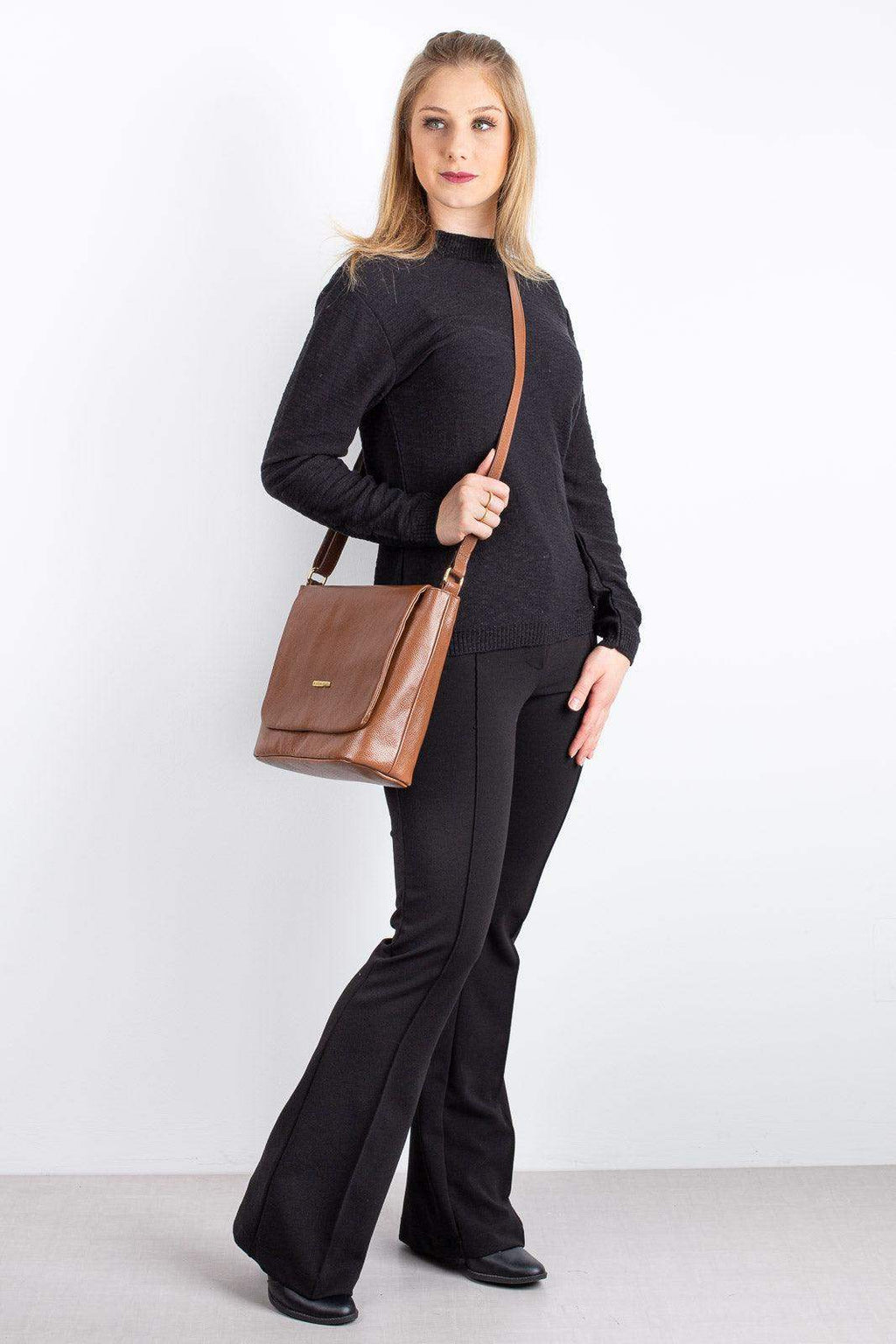 Bolsa transversal em couro liso com tampa Isadora - Enluaze